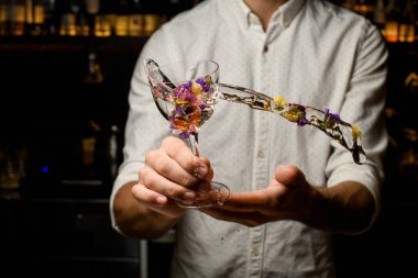 Barmenlerin eline su sıçratan alkolün yakın plan çekimi.