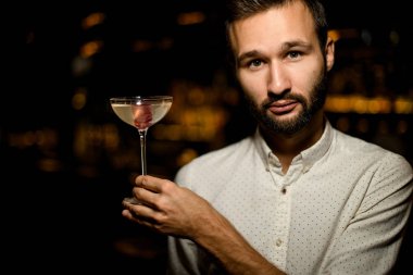 Alkol kokteyli ile barmen portresi