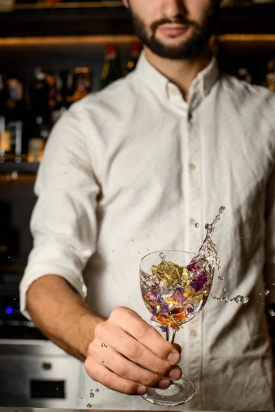 Barista con barba contenente cocktail in vetro — Foto Stock