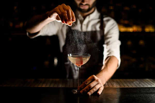 Μπάρμαν ψεκάζει αλκοόλ σε ποτήρι σε έναν πάγκο — Φωτογραφία Αρχείου