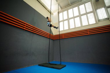 Siyah halata tırmanan genç adam