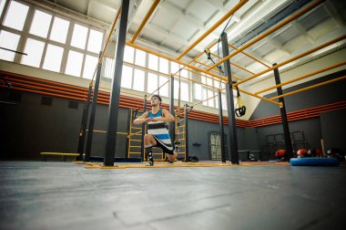 Spor salonunda egzersiz yapan genç adam