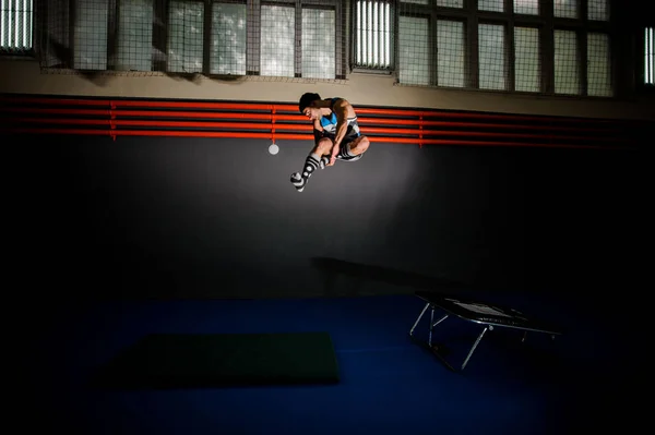 Mann springt in Turnhalle auf Trampolin — Stockfoto