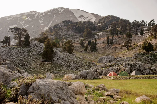Táj idegenforgalmi sátrak a sziklás dombok lábánál a hegy Tahtali — Stock Fotó