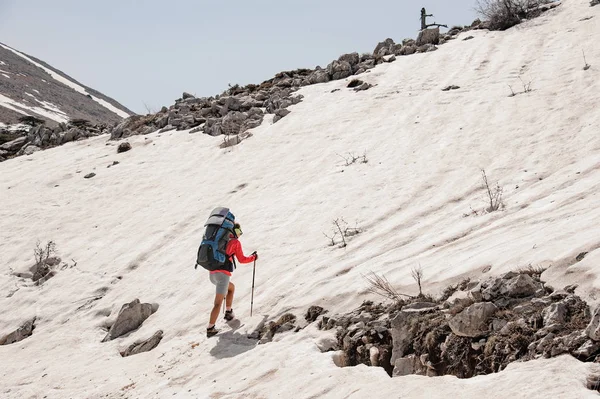 Chica caminando en la montaña Tahtali con mochila de senderismo y palos — Foto de Stock