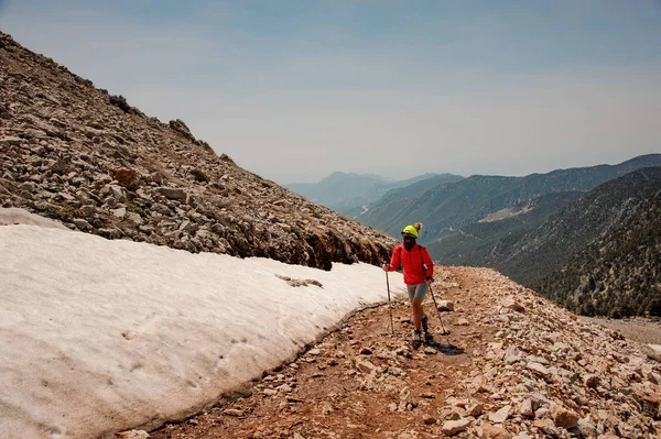 Mädchen läuft mit Wanderstöcken auf der Felsenstraße am Tahtali-Berg — Stockfoto