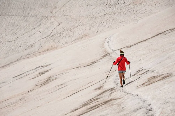 Femme sportive descendre sur la neige sale sur la montagne Tahtali avec des bâtons de randonnée — Photo