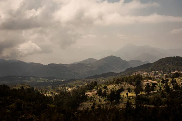 Landskap av berget Tahtali under molnigt himlen — Stockfoto