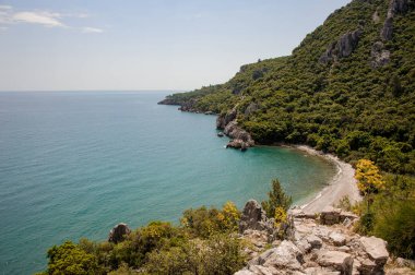 Deniz kıyısındaki dağdan nefes kesen manzara