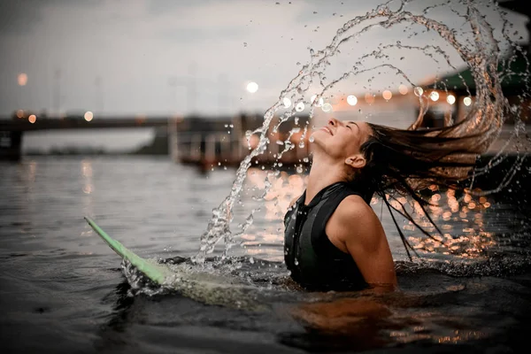 Surf chica agitando su pelo en el agua —  Fotos de Stock