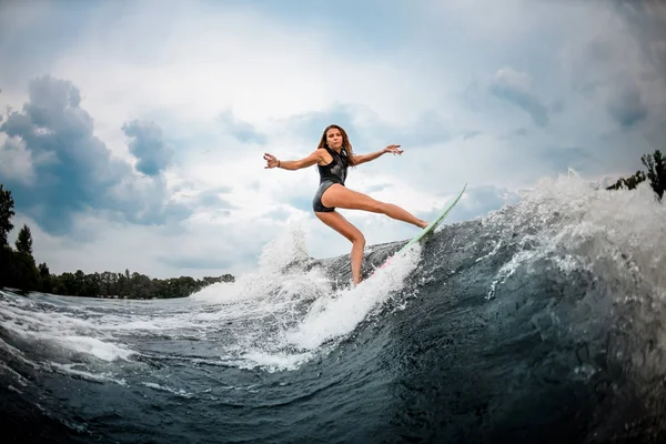 Femme wakesurfer fait cascades sur une planche — Photo