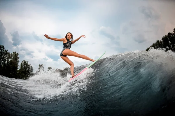 Chica wakesurfer realizar acrobacias en un tablero —  Fotos de Stock