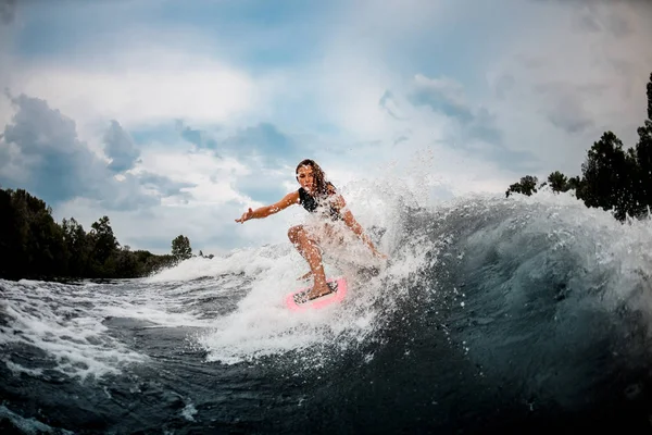 Chica wakesurfer deslizándose suavemente sobre una tabla —  Fotos de Stock