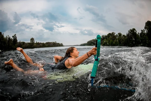 Fille wakesurfer tomber d'une planche de surf — Photo