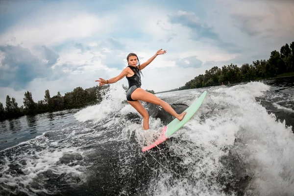 Fille wakesurfer posant sur une planche de surf — Photo