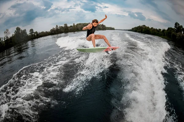 Girl wakesurfer saute avec la planche de surf — Photo