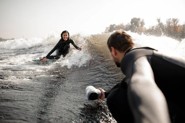 Photographe prenant des photos extrêmes du bord du bateau à moteur de la fille sur le surf de sillage — Photo