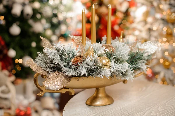 花、おもちゃ、 3つの黄金のキャンドルのクリスマスの装飾組成と金色の花瓶 — ストック写真