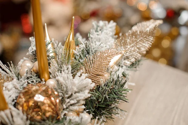 Закрыть рождественский декор композиции цветов, игрушек и свечей — стоковое фото