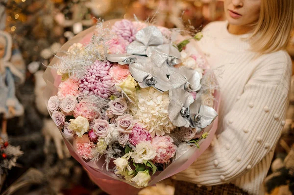 Niña sosteniendo un ramo de rosas, hortensias y orquídeas de plata — Foto de Stock