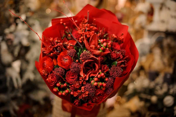 Wanita memegang karangan bunga jenuh merah — Stok Foto