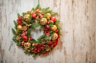 Noel yeşil çelengi ve altın ve kırmızı süsleme oyuncakları