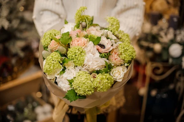 ผู้หญิงที่ถือช่อดอกไฮเดรนเยียสีเขียวอ่อนและดอกไม้สีขาว — ภาพถ่ายสต็อก