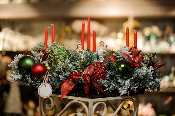 Огромная рождественская композиция заснеженных елок, свечей, лент, красных и зеленых игрушечных шариков и игрушечных детей — стоковое фото