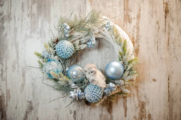 Weihnachten weißer Kunstkranz mit hellblauer Dekoration und kleiner Spielzeug-Eule — Stockfoto