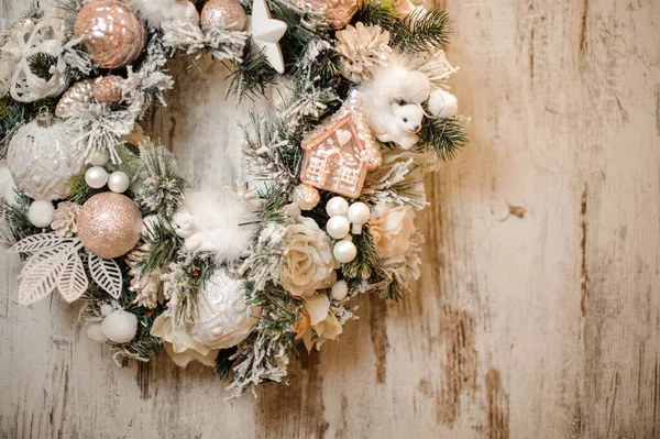 Julkrans med vita och rosa färgleksaker, bollar, band och blommor — Stockfoto