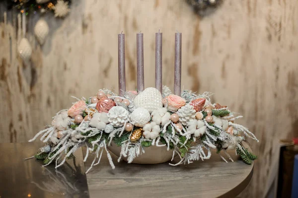 Jarrón de color blanco con decoración navideña composición de ramas de abeto, velas, flores y juguetes —  Fotos de Stock