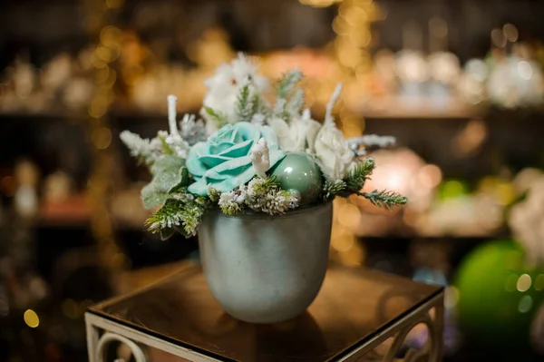 Vaso com decoração de Natal composição de ramos de abeto, flor azul e brinquedos de bola — Fotografia de Stock