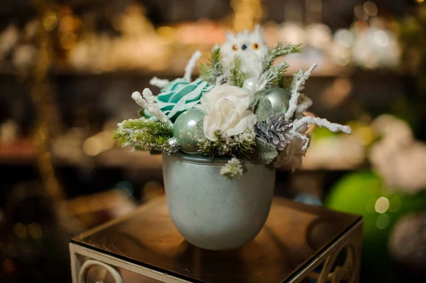 Vas dengan dekorasi Natal dari cabang-cabang pohon cemara, bunga biru dan mainan bola dengan mainan hewan kecil — Stok Foto
