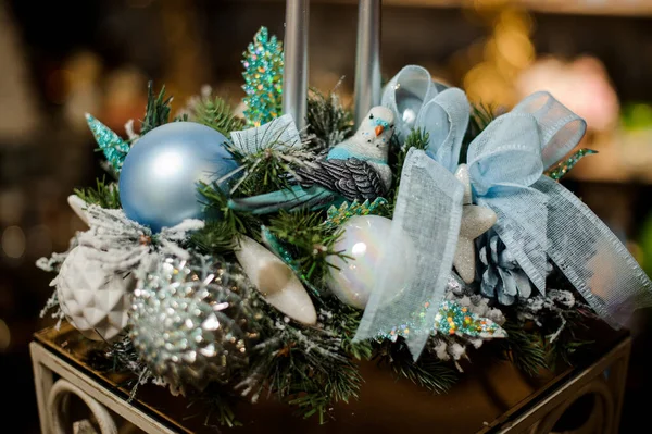 Noel kompozisyonu köknar ağacı dalları, mumlar, kasetler, mavi ve gümüş oyuncaklar — Stok fotoğraf