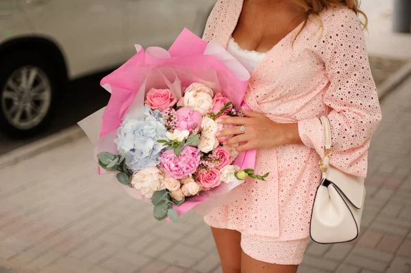Close-up on pink bouquet in hands of girl. — Stock Photo, Image