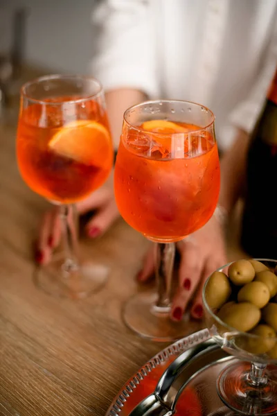 부엌 탁자 위에 놓여 있는 두 개의 시원 한 술잔 위에 놓인 광경. — 스톡 사진
