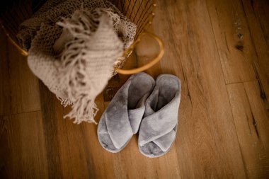 Büyük metal hasır sepetin üst görüntüsü, içinde örgü battaniye var.