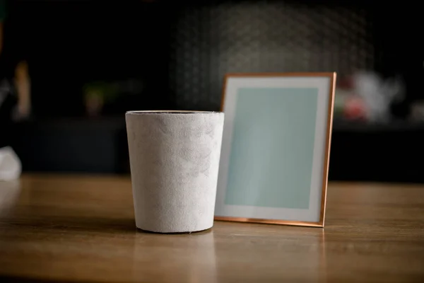 テーブルの上にキャンドルスタンド付きのフォトフレームとガラス. — ストック写真