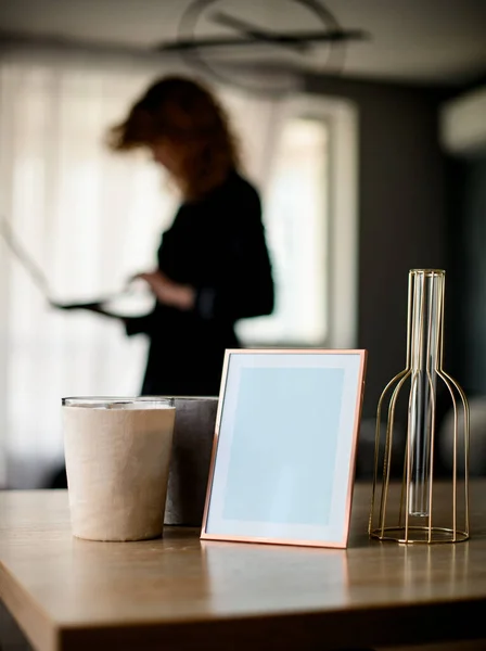 Houten ondergrond van tafel waarop verschillende toebehoren staan — Stockfoto