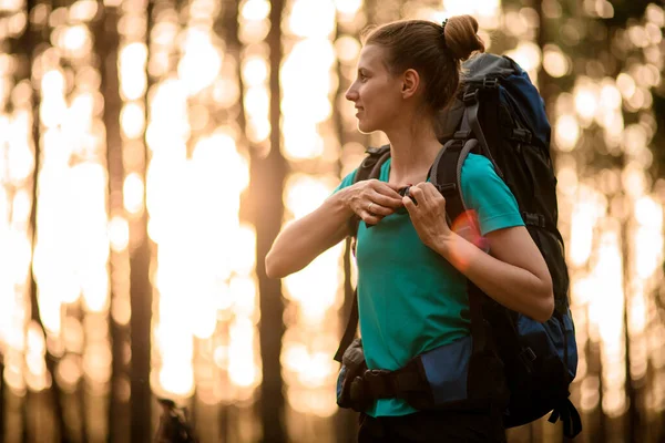 Belle jeune femme avec sac à dos de sport marche en forêt — Photo