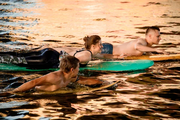 Grupo de personas que flotan en tablas de surf en el agua del río —  Fotos de Stock