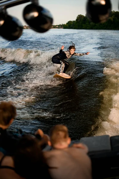 Jeune femme wakesurfer équilibrage sur la vague — Photo