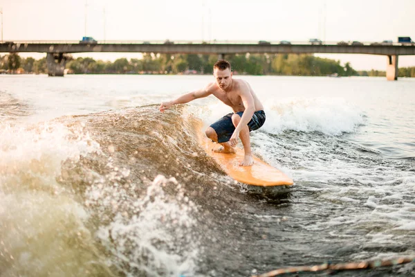 Pemuda olahraga bangun menyeimbangkan pada gelombang — Stok Foto