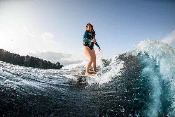 Belle jeune femme se réveille sur les vagues de la rivière — Photo