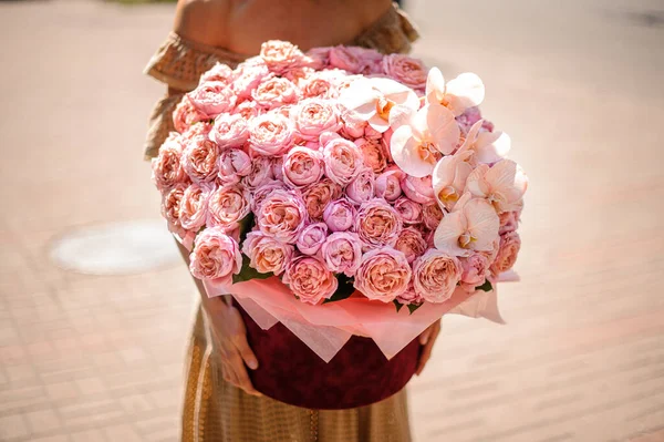 Huge luxurious bouquet of pink flowers in woman hands — Stock Photo, Image