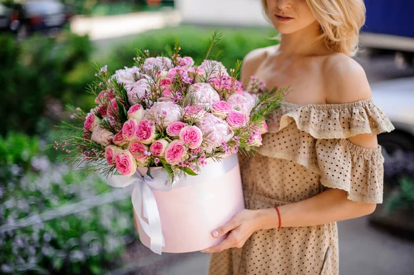 Bella donna tiene in mano bouquet di peonie rosa e rose — Foto Stock