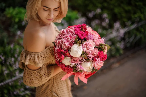 Luminoso bouquet di rose fresche e altri fiori nelle mani della donna — Foto Stock