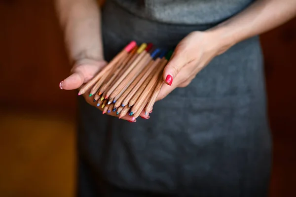 여성들의 손에 있는 수많은 색깔의 연필을 클로즈업 한 모습. — 스톡 사진