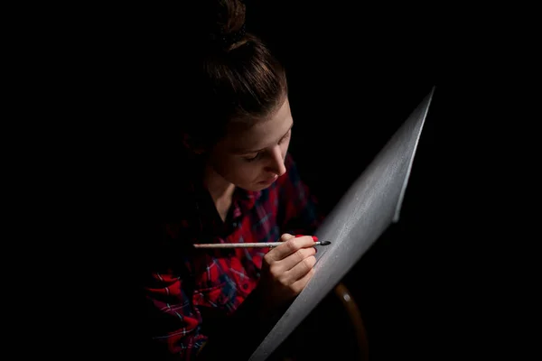 Високий кут зору на молоду жінку художника з пензлем і полотном — стокове фото