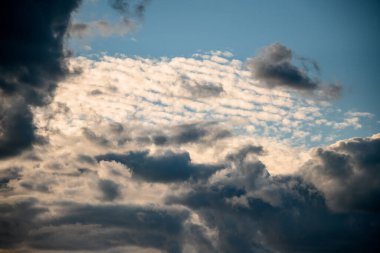 Bulutlu mavi gökyüzünün muhteşem manzarası